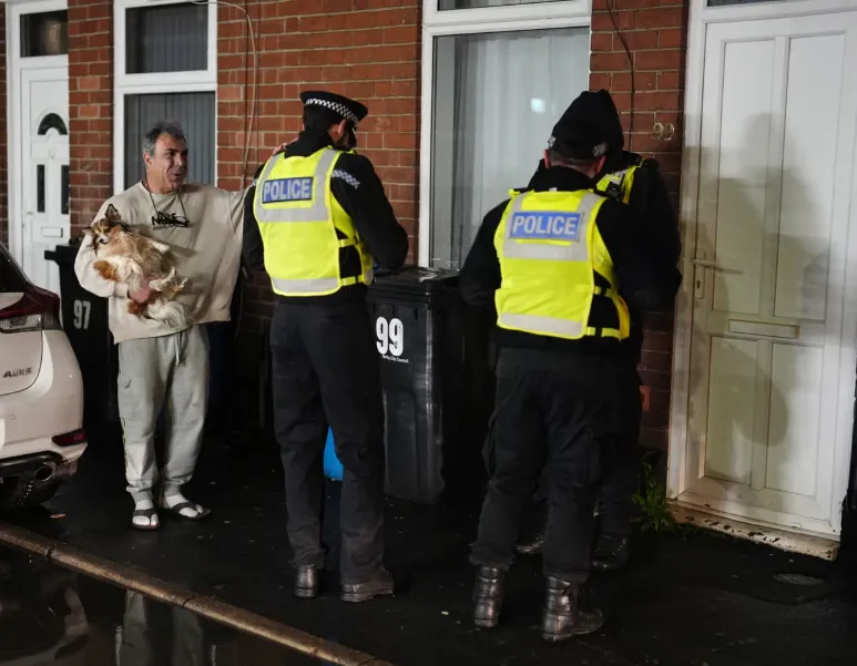 Hơn 200 hộ dân ở Derby (Anh) phải sơ tán, 2 nghi phạm liên quan chất nổ bị bắt giữ - Ảnh 1.