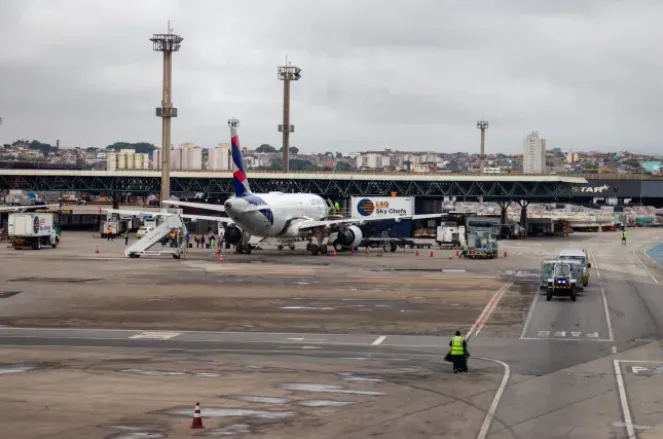 Cháy đường băng sân bay ở Brazil, gần 200 hành khách phải sơ tán - Ảnh 1.