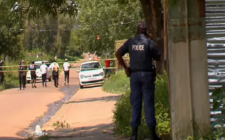 Cảnh sát tại hiện trường vụ xả súng hàng loạt vào sáng 6/12 ở Saulsville, Pretoria, Nam Phi (Ảnh: SABC News)