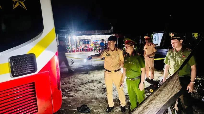 Xe khách lao vào nhóm thanh niên uống nước ven đường, 2 người tử vong- Ảnh 3.