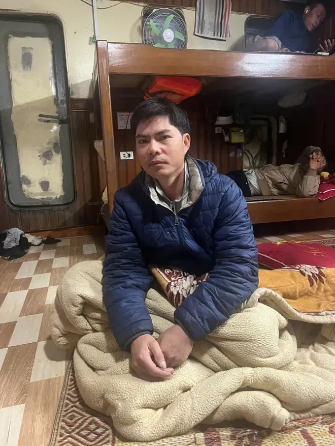 Cứu sống 2 ngư dân bị chìm thuyền tại cửa Gianh, Quảng Trị - Ảnh 1.