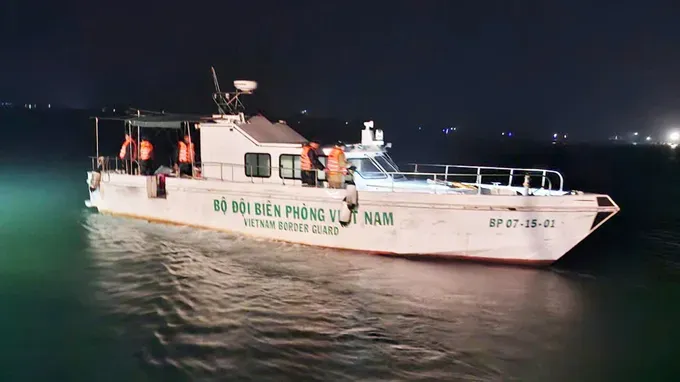 Cứu sống 2 ngư dân bị chìm thuyền tại cửa Gianh, Quảng Trị - Ảnh 2.