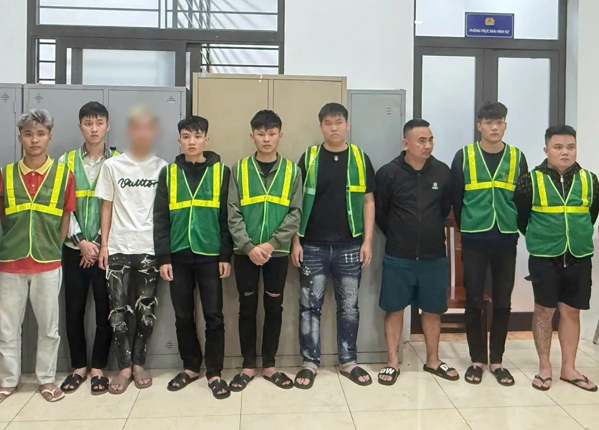 Mang hung khí đuổi đánh nhau giữa đêm ở Hà Nội, 9 đối tượng bị tạm giữ - Ảnh 1.