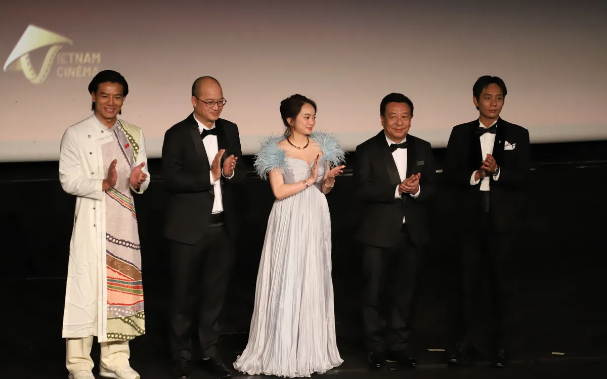 Đoàn làm phim “Tử chiến trên không” giao lưu cùng khán giả trước buổi chiếu 