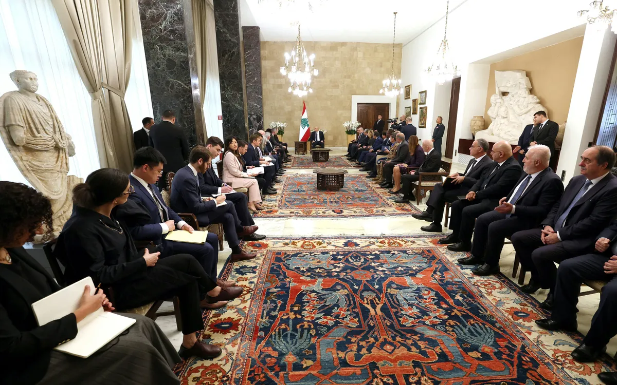 Tổng thống Lebanon (giữa) hội đàm với phái đoàn Hội đồng Bảo an tại Dinh Tổng thống Baabda, Beirut, ngày 5/12/2025 (Ảnh: AP)