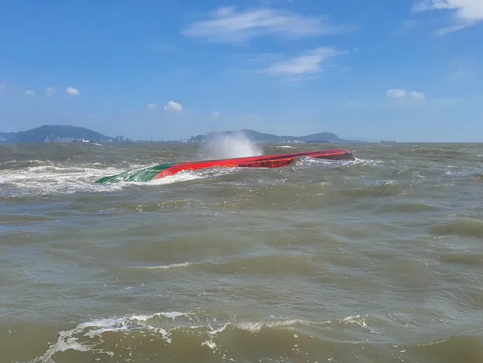 Sà lan lật úp ở biển Vũng Tàu, 3 thuyền viên được cứu - Ảnh 1.