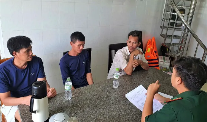 Sà lan lật úp ở biển Vũng Tàu, 3 thuyền viên được cứu - Ảnh 2.