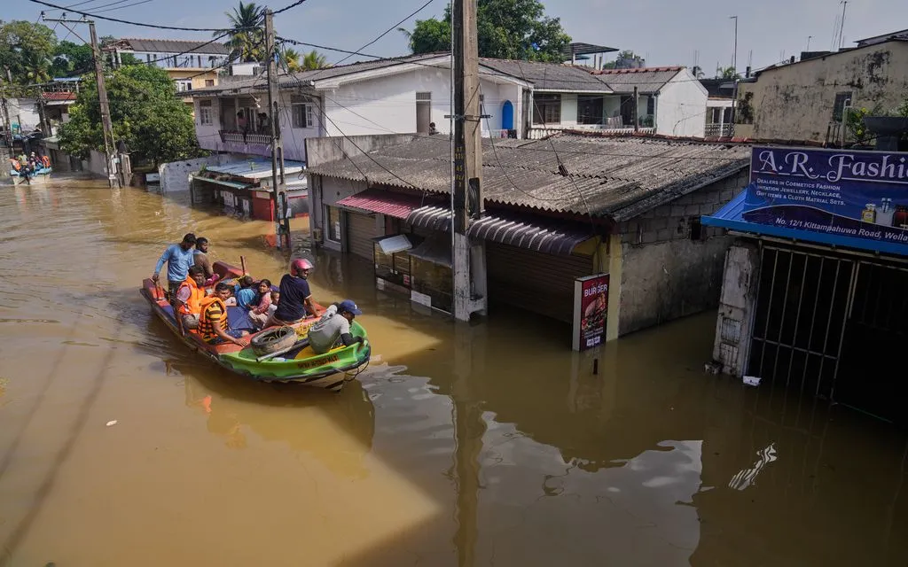 Sơ tán người dân đến nơi an toàn tại một khu vực bị ngập lụt ở Colombo, Sri Lanka, ngày 30/11/2025 (Ảnh: AP)