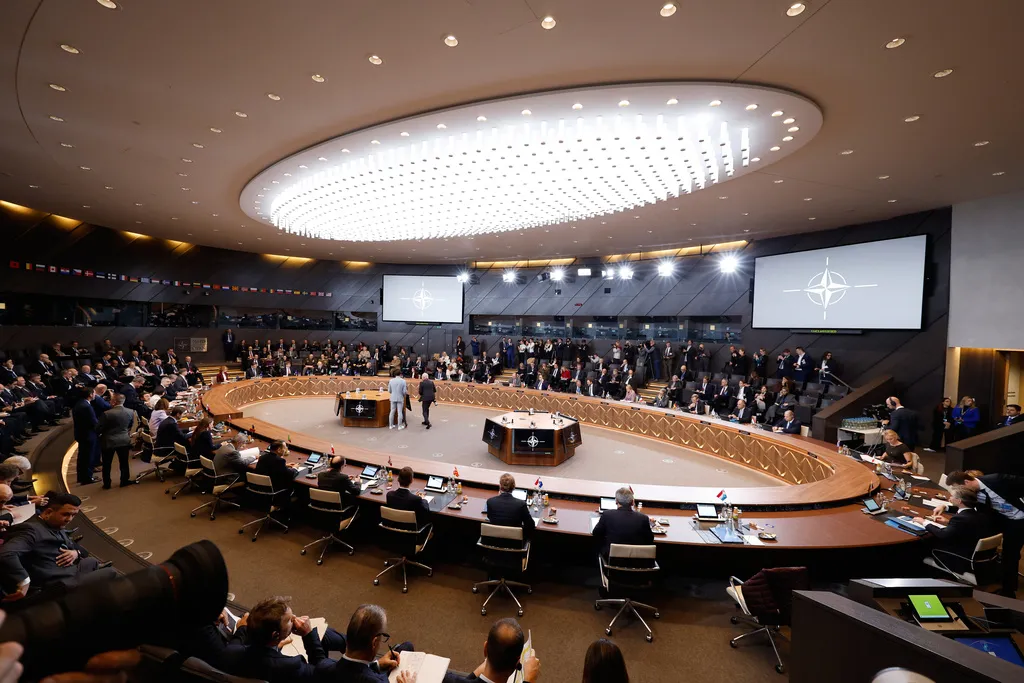 Mỹ đặt hạn chót cho việc châu Âu tiếp quản hệ thống phòng thủ NATO vào năm 2027 - Ảnh 1.