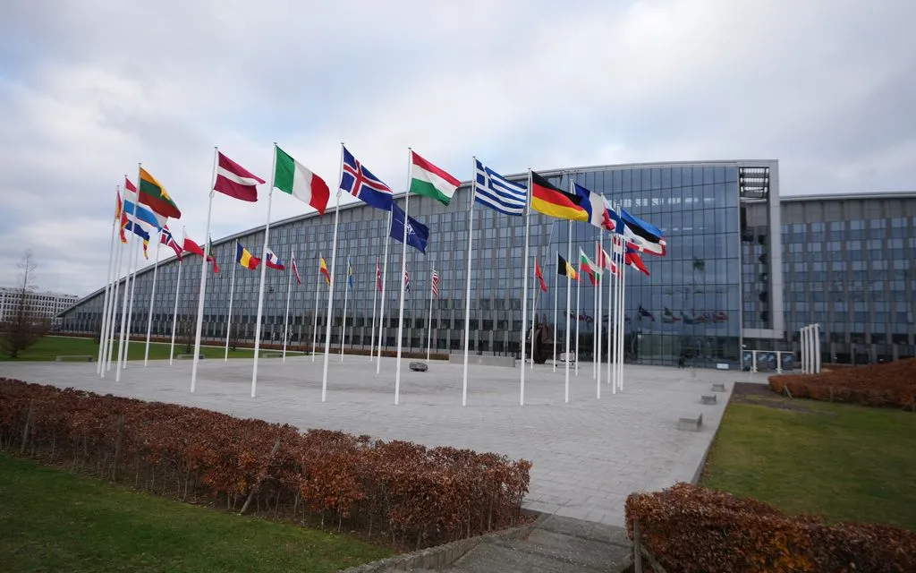 Các lá cờ tung bay bên ngoài trụ sở NATO ở Brussels, Bỉ, ngày 3/12/2025 (Ảnh minh họa: AP)