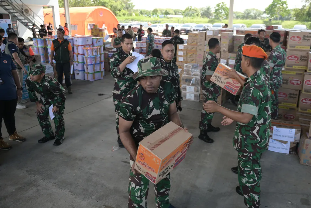 Indonesia khẩn trương cứu trợ sau lũ lụt- Ảnh 2.