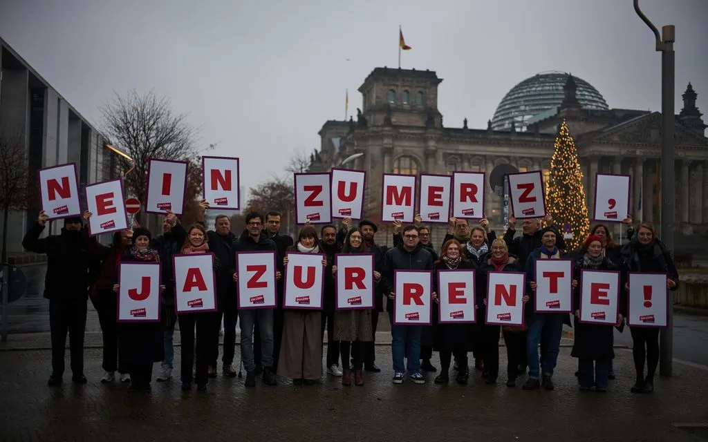 Tuần hành phản đối dự luật lương hưu trước Quốc hội Đức tại Berlin, Đức, ngày 5/12/2025 (Ảnh: AP)