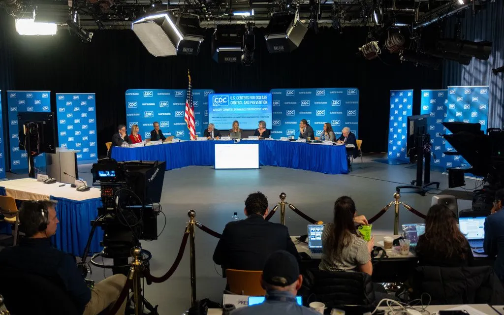 Ủy ban Cố vấn về Thực hành Tiêm chủng của CDC Mỹ họp vào ngày 5/12/2025 để xem xét những thay đổi trong khuyến nghị về vaccine viêm gan B cho trẻ sơ sinh (Ảnh: AP)