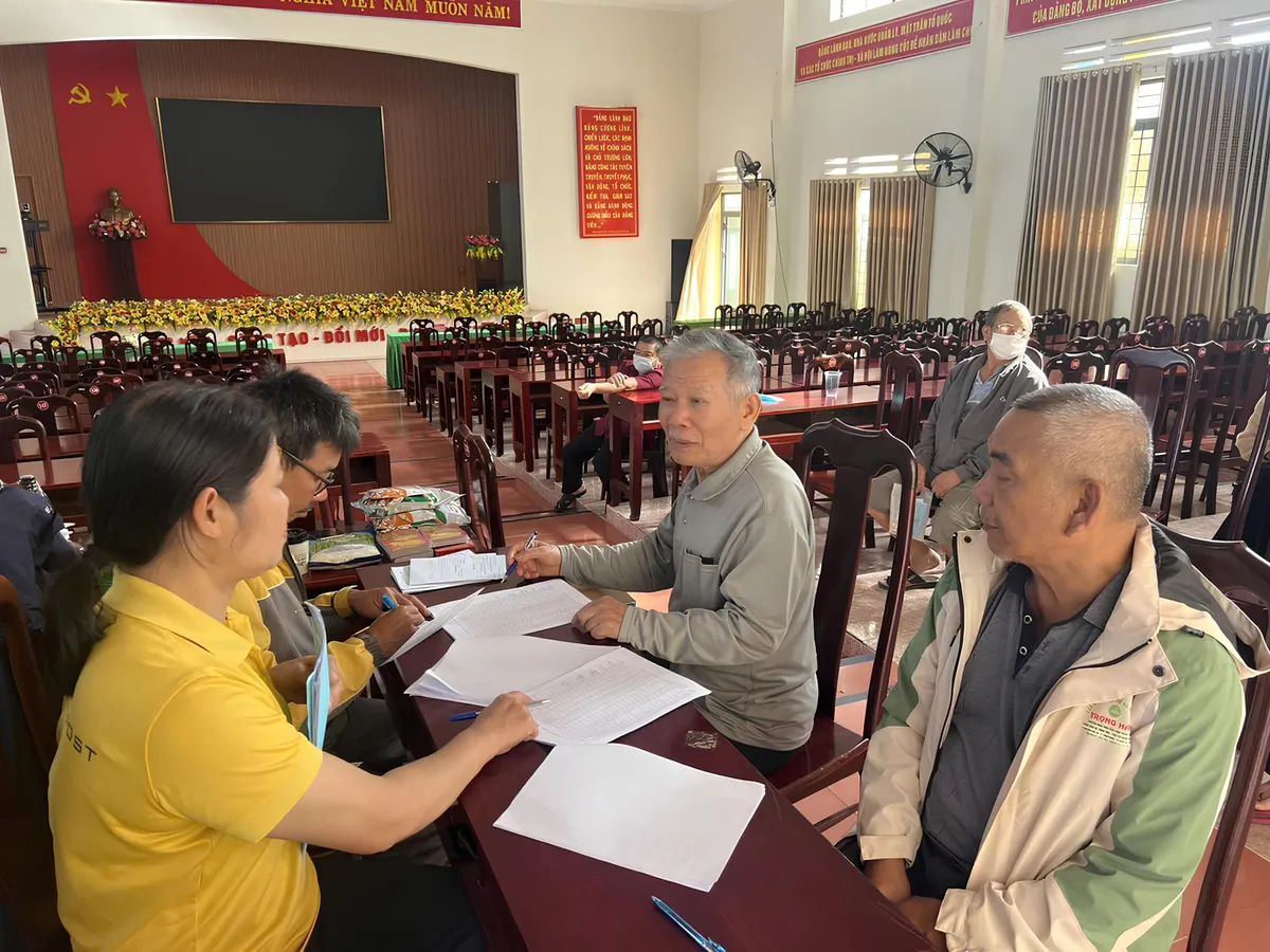 Người dân phấn khởi khi nhận 3 tháng lương hưu, trợ cấp BHXH - Ảnh 2.