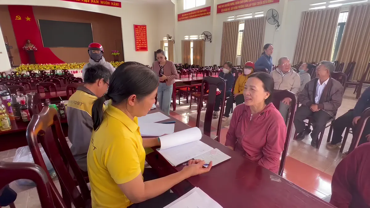 Người dân phấn khởi khi nhận 3 tháng lương hưu, trợ cấp BHXH - Ảnh 1.