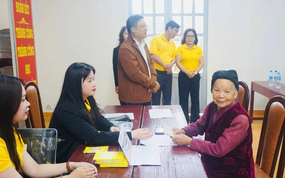 Người dân phấn khởi khi nhận lương hưu, trợ cấp BHXH gộp 3 tháng