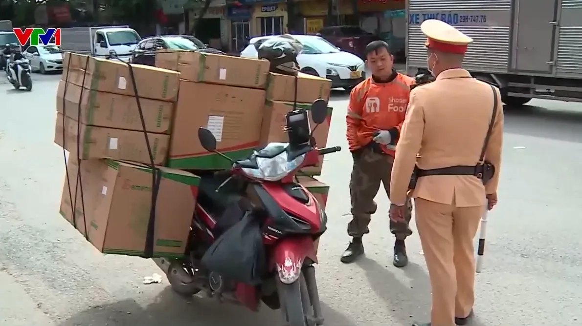 Bị phạt vì chở hàng hóa cồng kềnh, tài xế nói “do phải mưu sinh” - Ảnh 1.