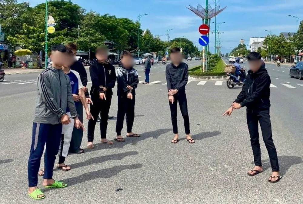 Hỗn chiến do “nhìn đểu”, 10 đối tượng bị tạm giam- Ảnh 1. Hỗn chiến do “nhìn đểu”, 10 đối tượng bị tạm giam- Ảnh 1.