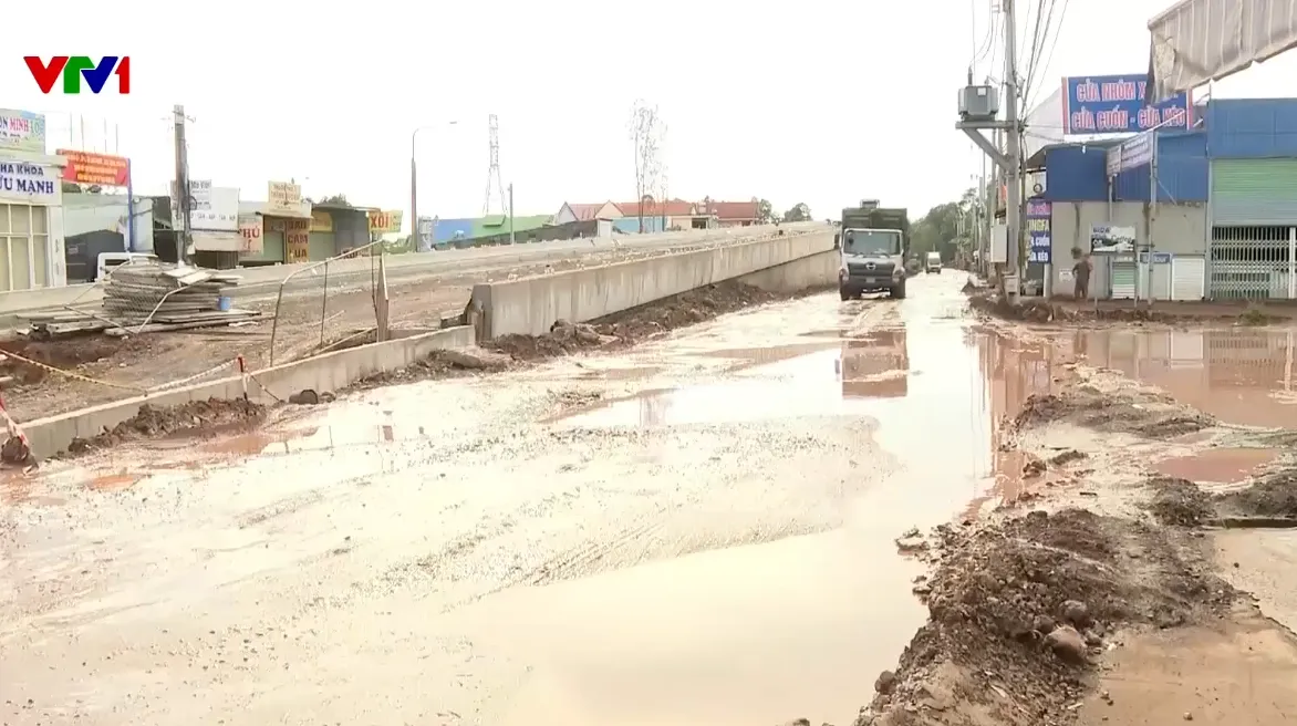Đường gần cao tốc Biên Hòa - Vũng Tàu xuống cấp nghiêm trọng, tạo hố sâu “bẫy” người đi đường - Ảnh 1.