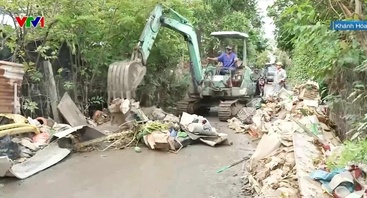 Hàng tấn rác thải ứ đọng sau lũ, người dân Khánh Hòa chung tay thu dọn - Ảnh 1.