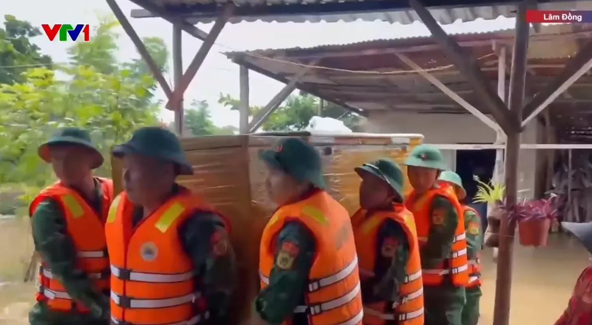 Bộ đội Biên phòng giúp người dân Lâm Đồng khắc phục hậu quả sau lũ - Ảnh 1.