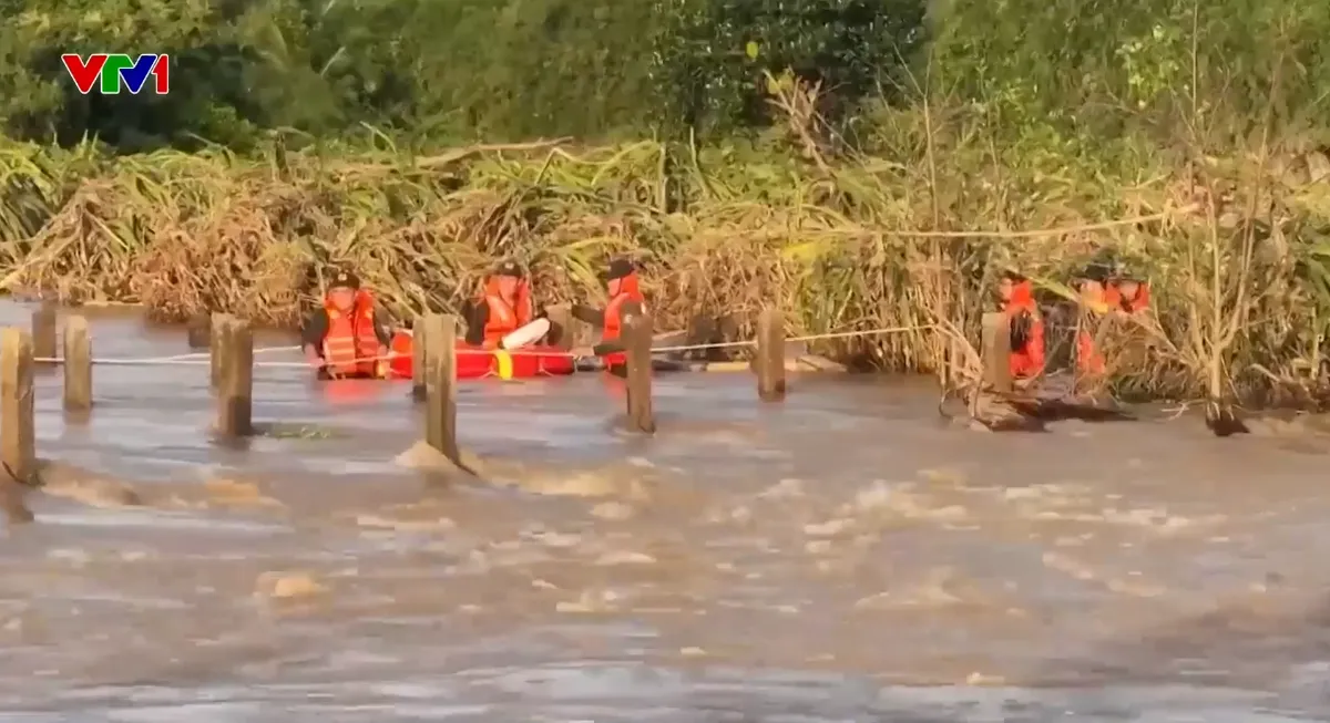 Lũ cuốn trôi đường dân sinh, 13 hộ dân ở Lâm Đồng bị cô lập - Ảnh 2.