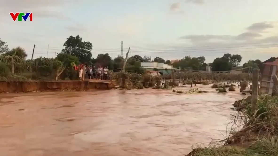 Lũ cuốn trôi đường dân sinh, 13 hộ dân ở Lâm Đồng bị cô lập - Ảnh 1.