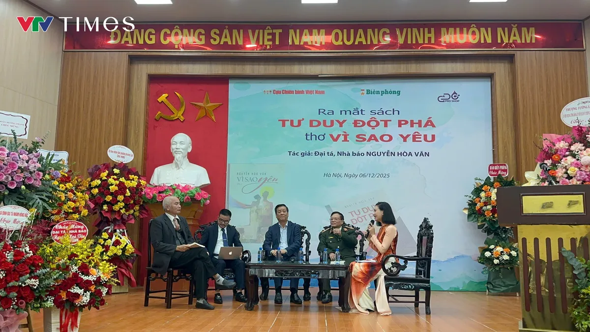 “Vì sao yêu” và “Tư duy đột phá” - khi người lính chọn ngòi bút làm vũ khí- Ảnh 1. “Vì sao yêu” và “Tư duy đột phá” - khi người lính chọn ngòi bút làm vũ khí- Ảnh 1.
