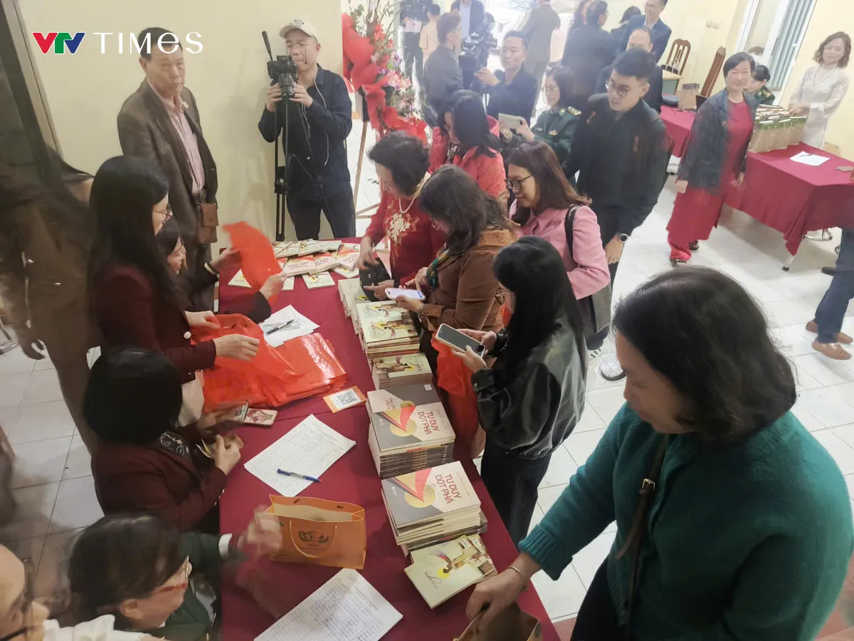 “Vì sao yêu” và “Tư duy đột phá” - khi người lính chọn ngòi bút làm vũ khí- Ảnh 4. “Vì sao yêu” và “Tư duy đột phá” - khi người lính chọn ngòi bút làm vũ khí- Ảnh 4.