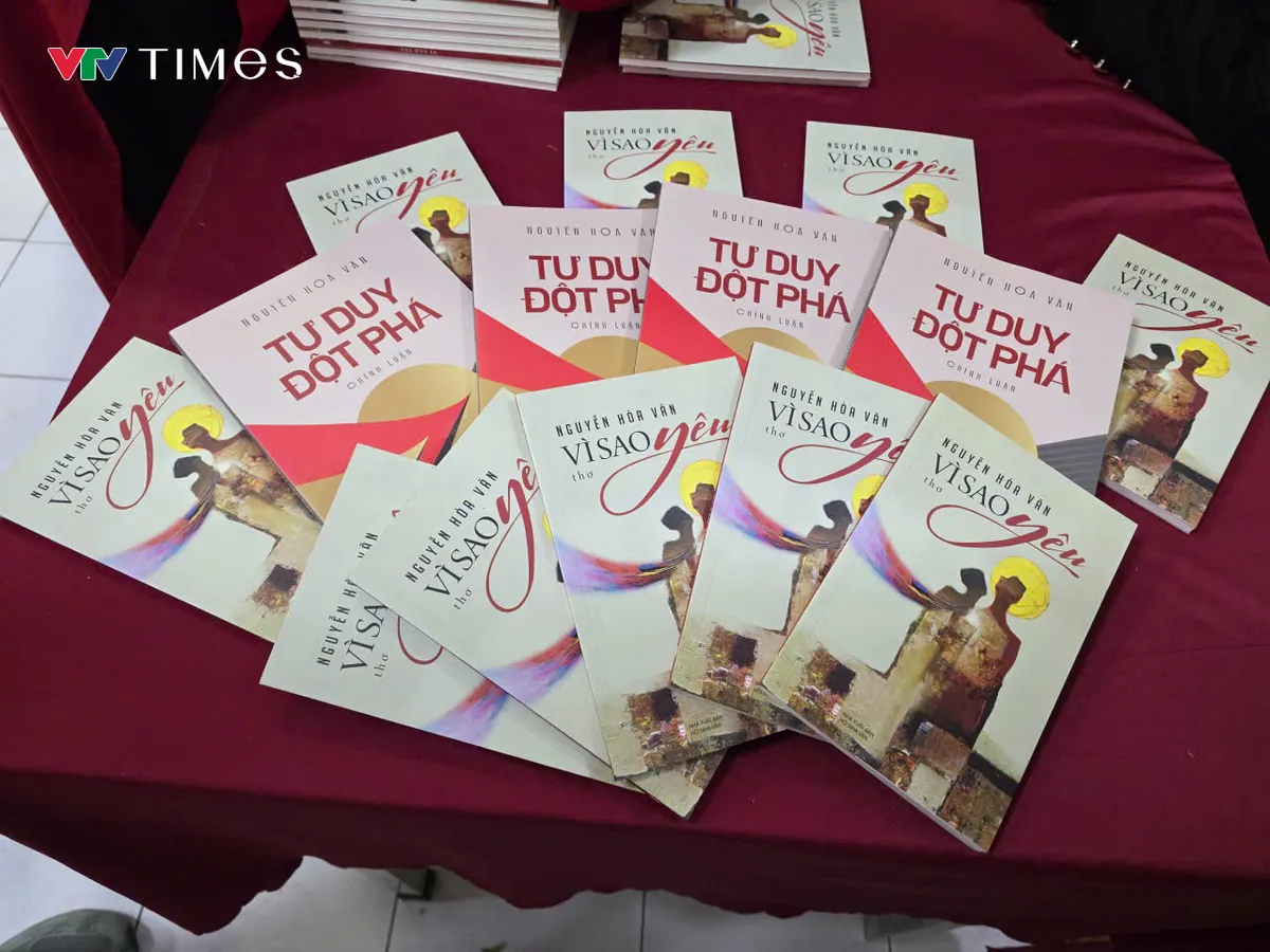 “Vì sao yêu” và “Tư duy đột phá” - khi người lính chọn ngòi bút làm vũ khí- Ảnh 5. “Vì sao yêu” và “Tư duy đột phá” - khi người lính chọn ngòi bút làm vũ khí- Ảnh 5.
