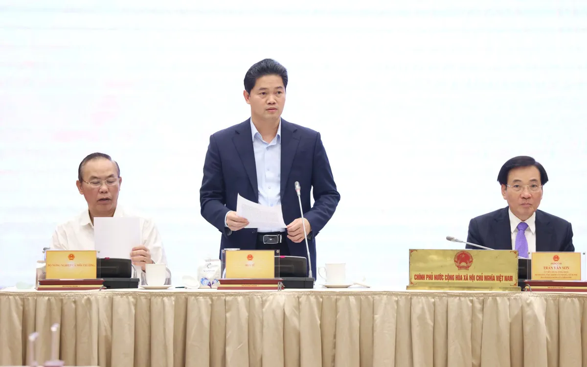 Thứ trưởng Bộ Y tế Vũ Mạnh Hà trả lời tại buổi họp báo Chính phủ thường kỳ tháng 11/2025 (Ảnh: Quang Phúc)