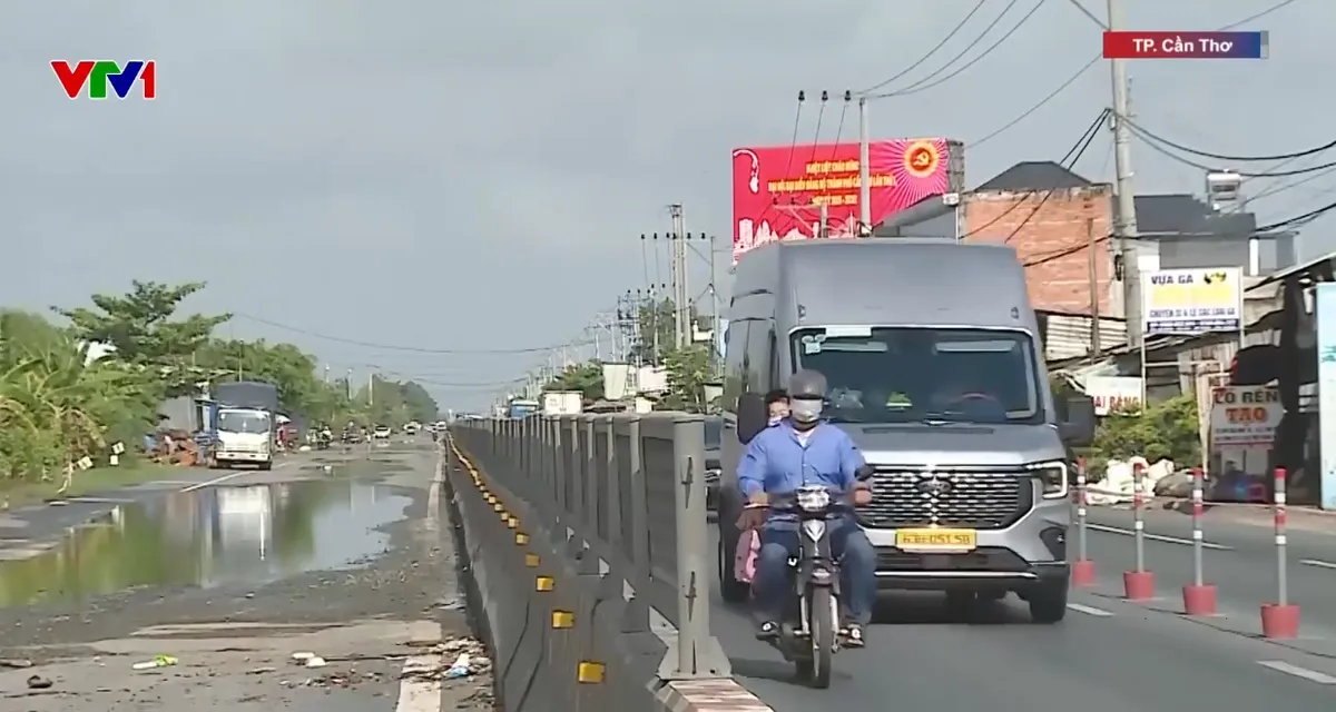 Quốc lộ 1 qua TP Cần Thơ sụt lún nghiêm trọng- Ảnh 1. Quốc lộ 1 qua TP Cần Thơ sụt lún nghiêm trọng- Ảnh 1.