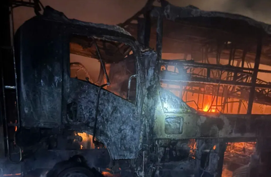 3 ô tô bốc cháy sau va chạm liên hoàn trên cao tốc Vân Phong – Nha Trang - Ảnh 1.