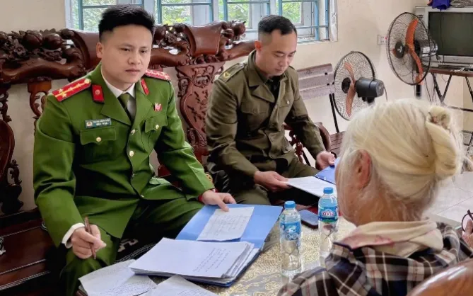 Công an xã Suối Hai kịp thời ngăn chặn vụ giả danh Công an lừa đảo. Ảnh: Cổng TTĐT Công an Hà Nội