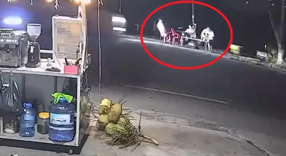 Xe khách lao vào nhóm thanh niên uống nước ven đường, 2 người tử vong- Ảnh 2.