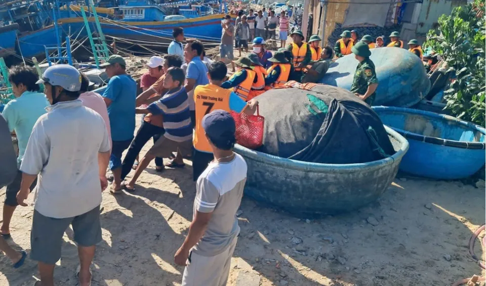 Trục vớt hàng chục tàu cá bị lũ nhấn chìm ở Lâm Đồng - Ảnh 3.