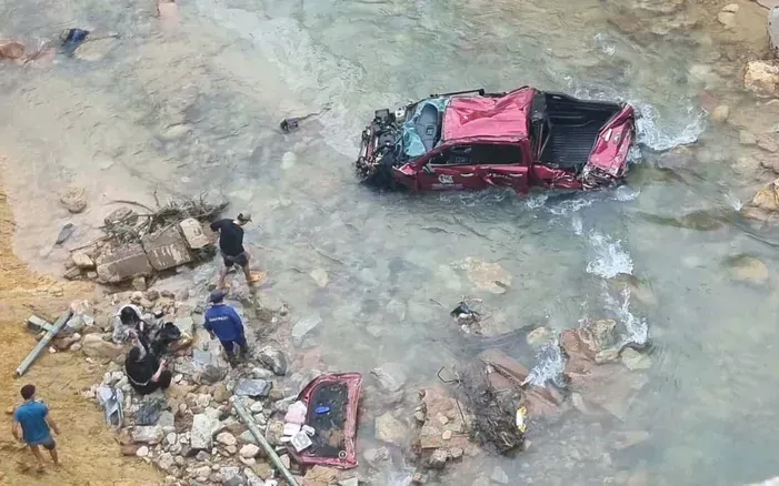 Xe bán tải rơi xuống suối trên tuyến cao tốc La Sơn - Túy Loan. Ảnh: PLO