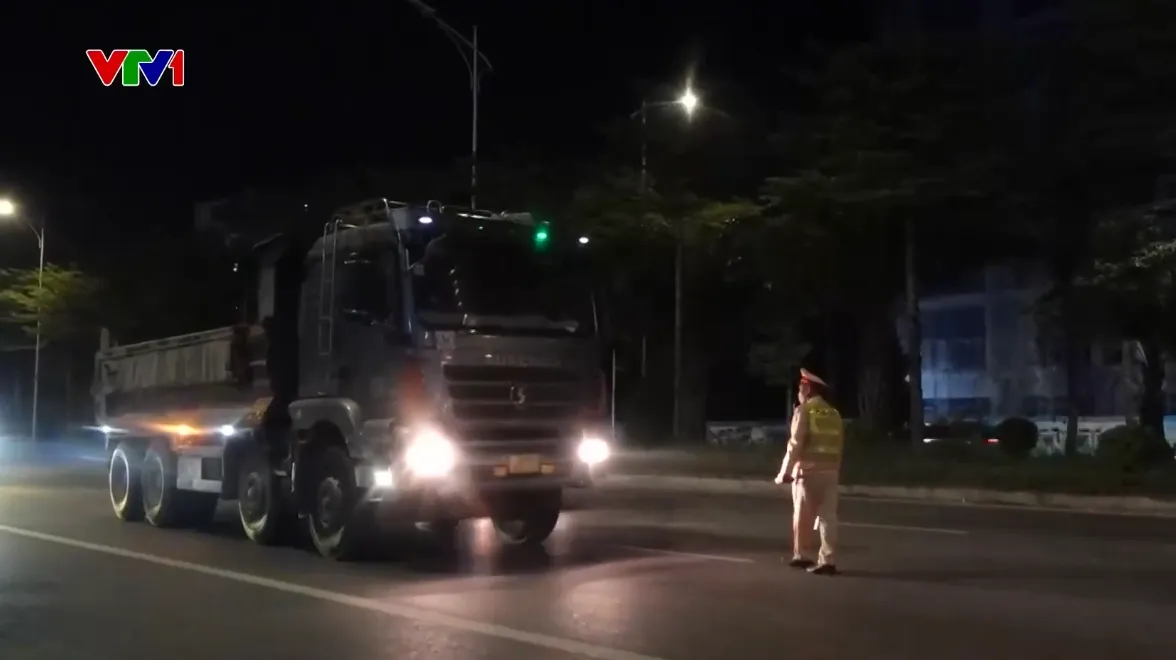 Bị phạt vì chở hàng hóa cồng kềnh, tài xế nói “do phải mưu sinh” - Ảnh 2.