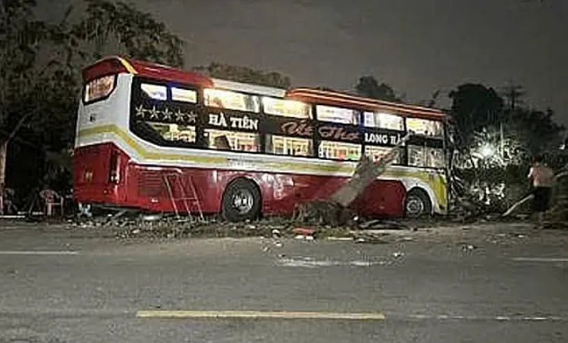 Xe khách lao vào nhóm thanh niên uống nước ven đường, 2 người tử vong- Ảnh 1.