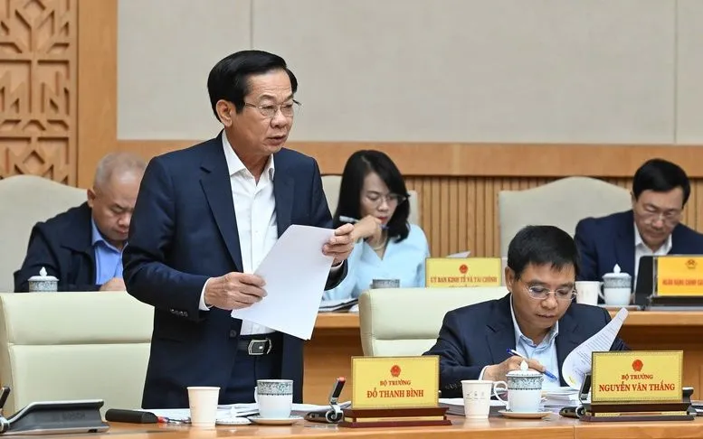 Bộ trưởng Bộ Nội vụ Đỗ Thanh Bình báo cáo về tình hình vận hành chính quyền địa phương 2 cấp - Ảnh: VGP