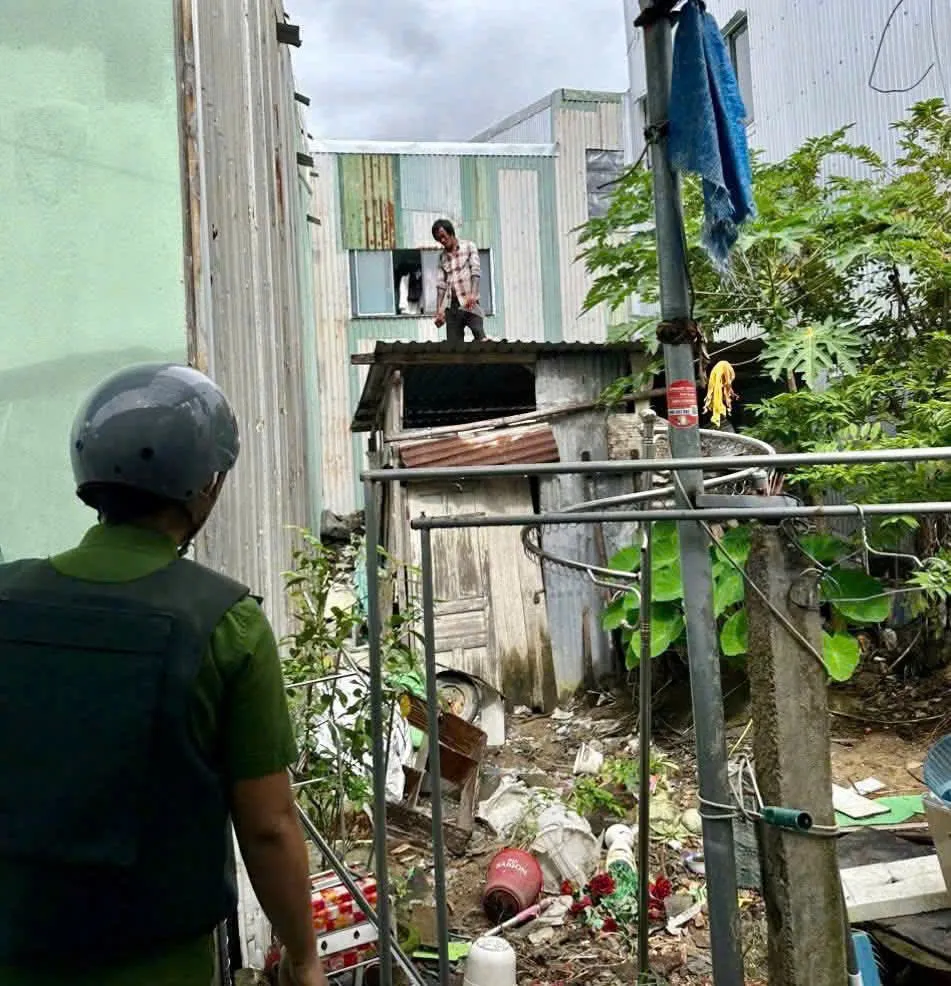 Đà Nẵng: Khống chế kịp thời người có biểu hiện tâm thần gây nguy hiểm trên đường ray - Ảnh 1.