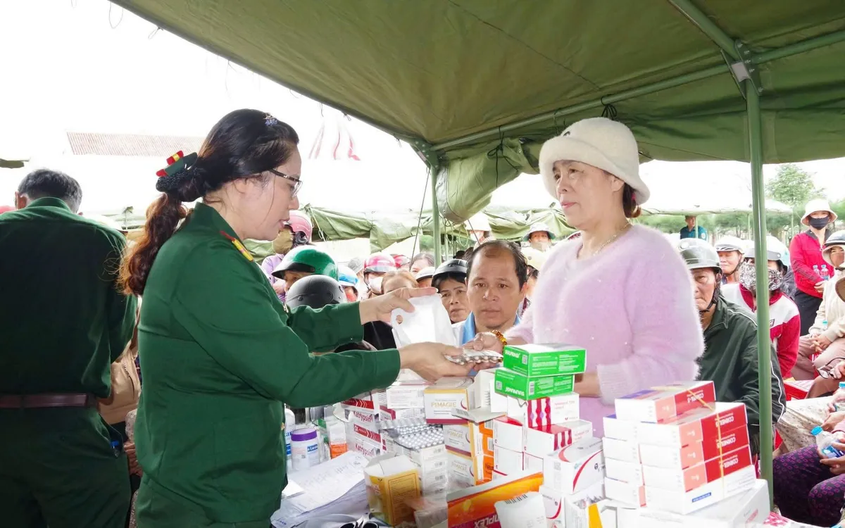 Cấp phát thuốc cho bà con vùng lũ.