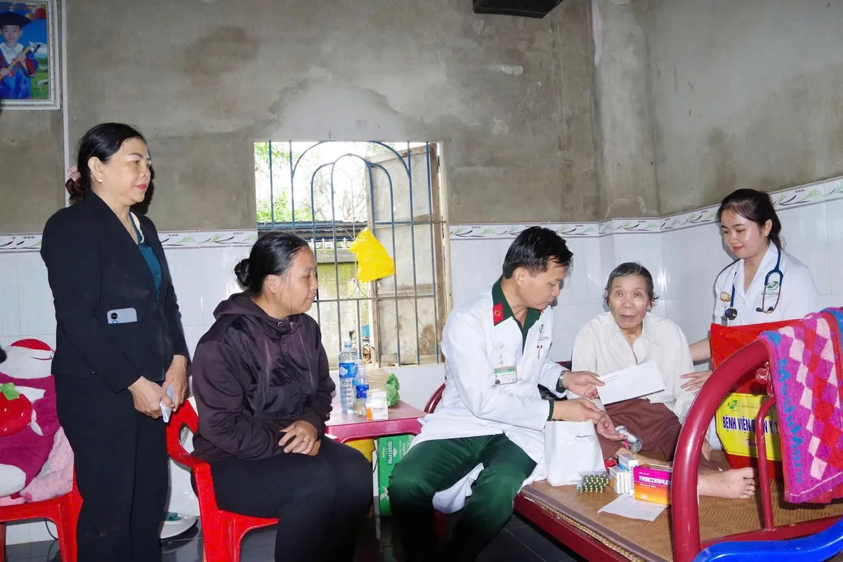 Mang nghĩa tình người lính quân y đến bà con vùng thiên tai - Ảnh 3.