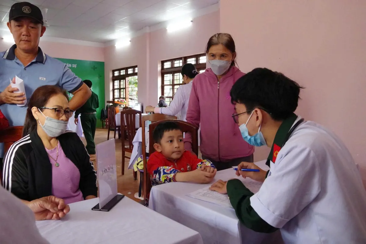 Mang nghĩa tình người lính quân y đến bà con vùng thiên tai - Ảnh 2.