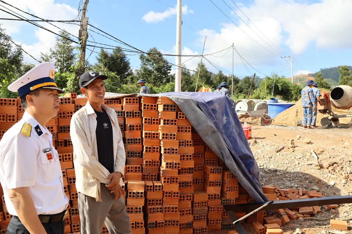 Khánh Hòa: Hải quân Vùng 4 "tốc lực" xây nhà giúp dân an cư trước Tết - Ảnh 1.