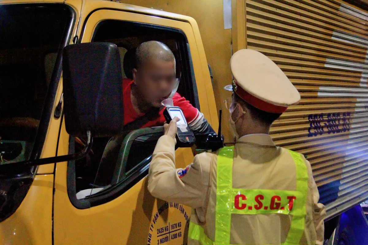 CSGT Hà Nội xử lý 129 trường hợp vi phạm nồng độ cồn tối cuối tuần - Ảnh 1.