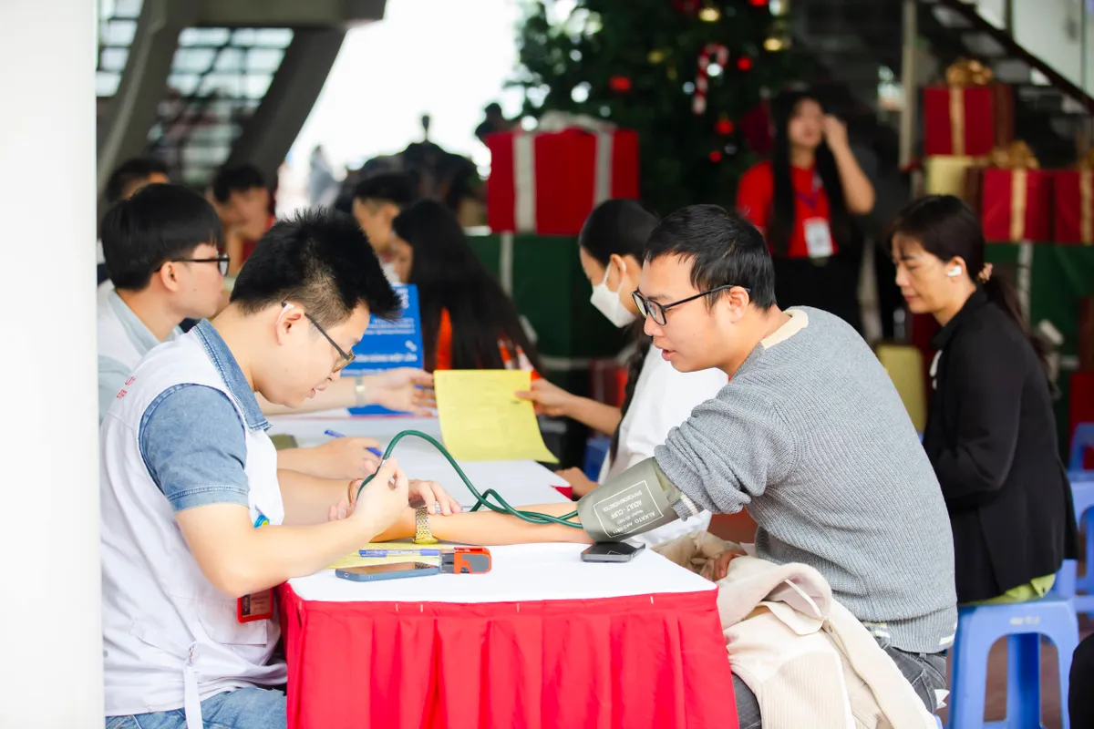 Hiến máu cuối năm: Lời kêu gọi từ Ngày hội "Trái tim tình nguyện"- Ảnh 2.