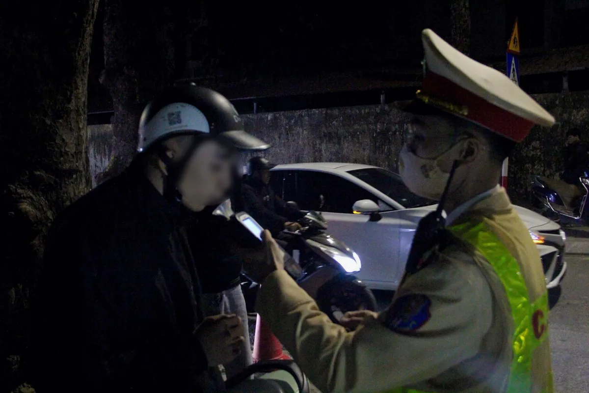 CSGT Hà Nội xử lý 129 trường hợp vi phạm nồng độ cồn tối cuối tuần - Ảnh 2.