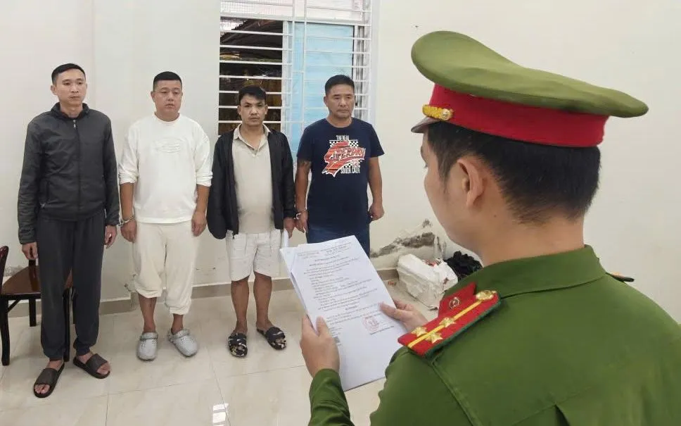 Cơ quan Cảnh sát điều tra Công an TP Đà Nẵng tống đạt các quyết định đối với nhóm đối tượng.