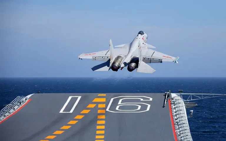 Một máy bay chiến đấu J-15 cất cánh từ boong tàu sân bay Liêu Ninh trong một cuộc tập trận hàng hải vào ngày 1/7/2017 (Ảnh tư liệu - minh họa: chinamil.com.cn)